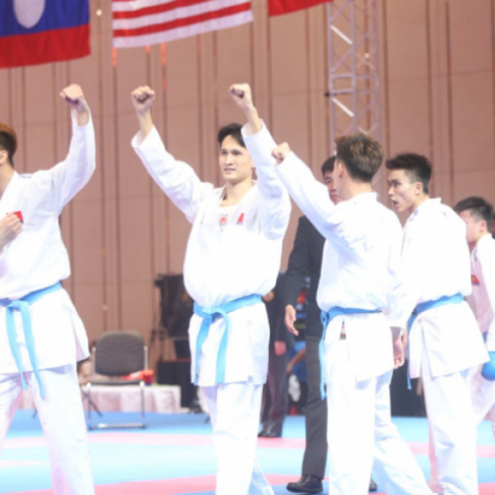 Thể thao - Nghẹn ngào thầy trò karate Việt Nam ôm nhau bật khóc với cú đúp HCV SEA Games