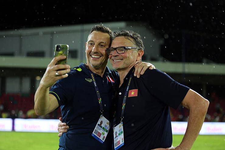 U22 Việt Nam vào bán kết SEA Games: HLV Troussier ăn mừng hớn hở, chụp selfie với trợ lý - 7