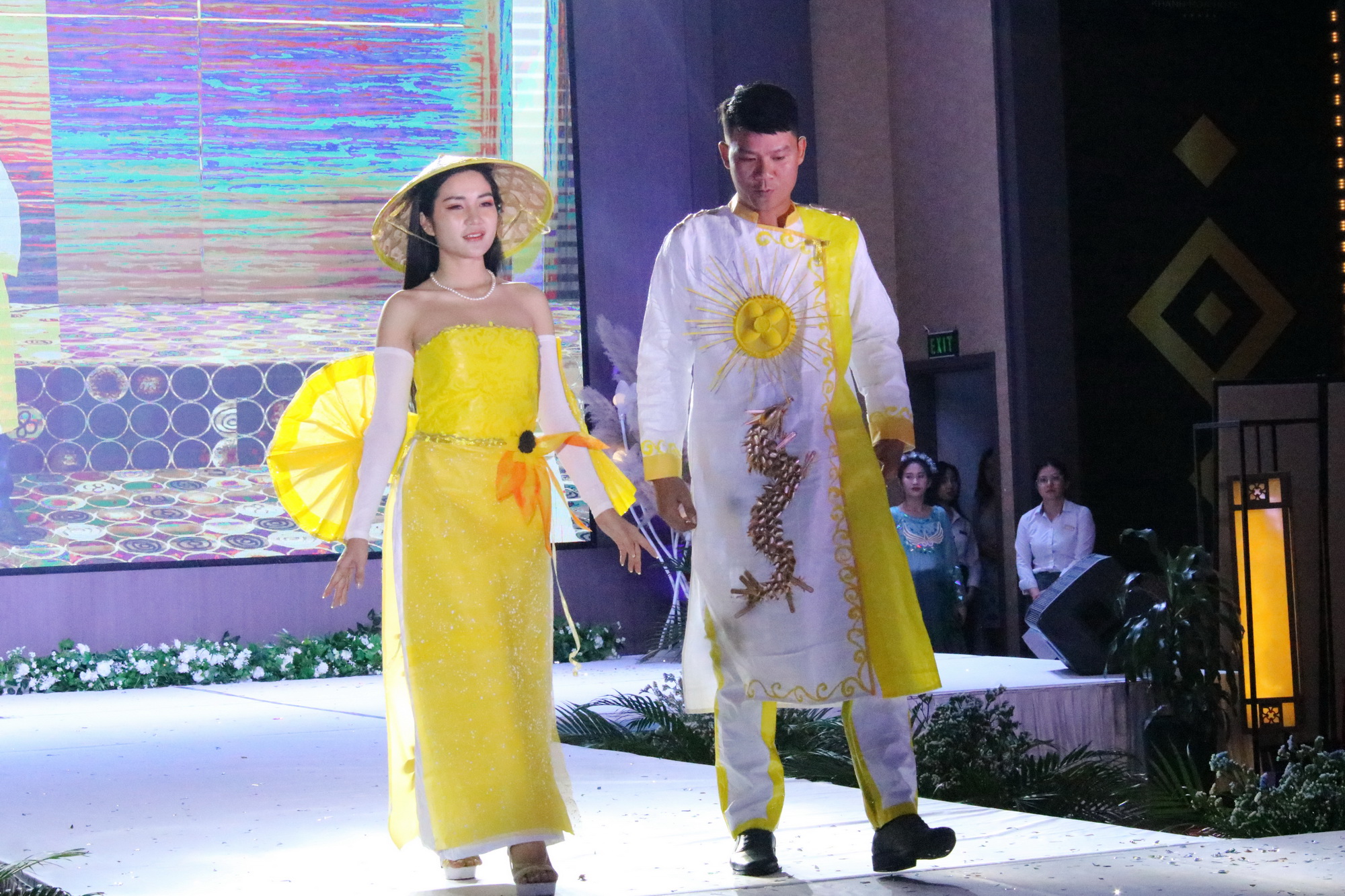 Ngành du lịch Khánh Hòa thi thời trang từ chất thải rắn - 6