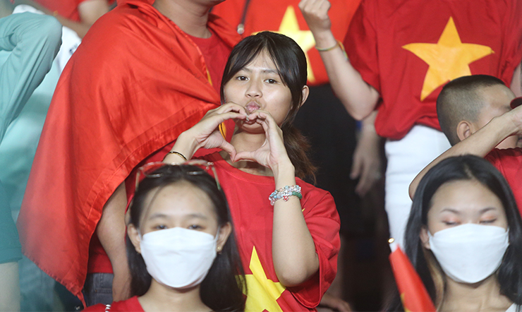 Fan nữ &#34;bắn tim&#34;, nhảy múa tưng bừng mừng ĐT nữ Việt Nam làm nên lịch sử - 4