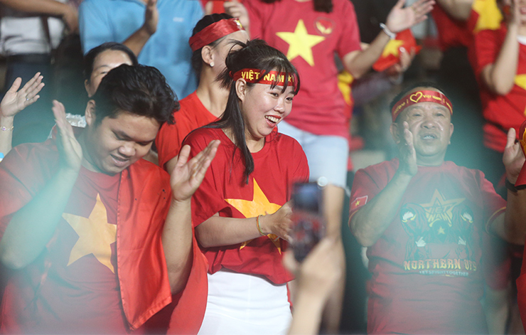 Fan nữ &#34;bắn tim&#34;, nhảy múa tưng bừng mừng ĐT nữ Việt Nam làm nên lịch sử - 11
