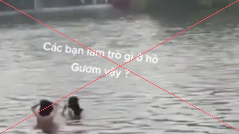 Hai 'cô gái' cởi áo tắm ở hồ Gươm là ... đàn ông! - 1