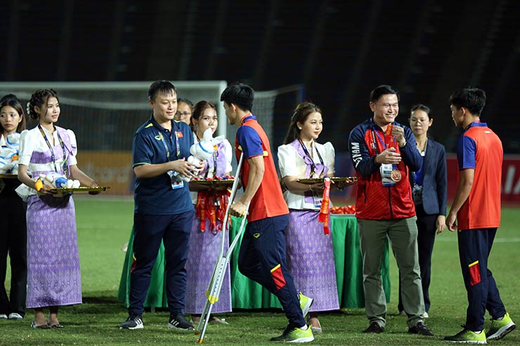 HLV Troussier và trợ lý nhường nhau HCĐ, U22 Việt Nam chúc mừng U22 Indonesia - 1