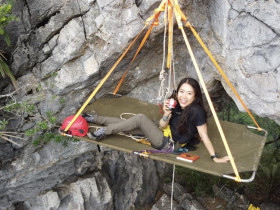 Cô gái Hà Nội đu dây dựng lều, ngủ 'lơ lửng' trên vách đá ở Lạng Sơn