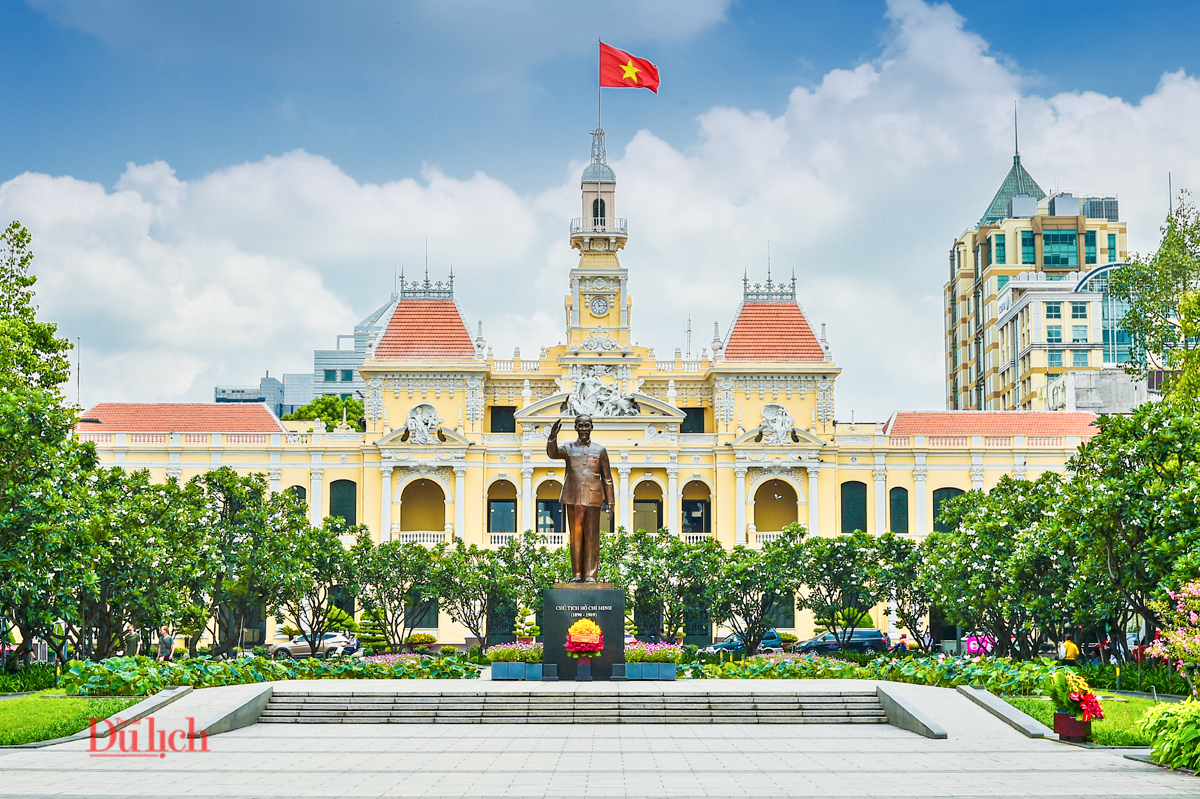 Lãnh đạo Thành phố dâng hoa, dâng hương tưởng niệm Chủ tịch Hồ Chí Minh - 3
