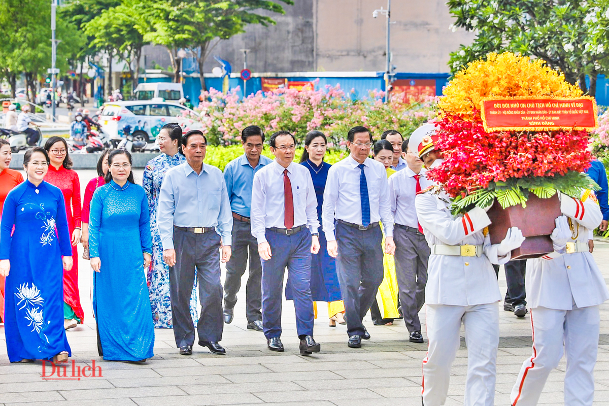 Lãnh đạo Thành phố dâng hoa, dâng hương tưởng niệm Chủ tịch Hồ Chí Minh - 2