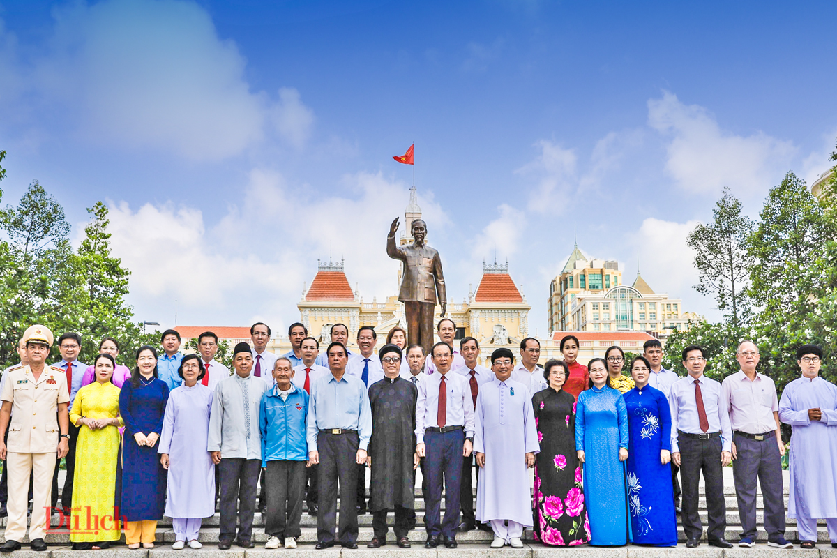 Lãnh đạo Thành phố dâng hoa, dâng hương tưởng niệm Chủ tịch Hồ Chí Minh - 5