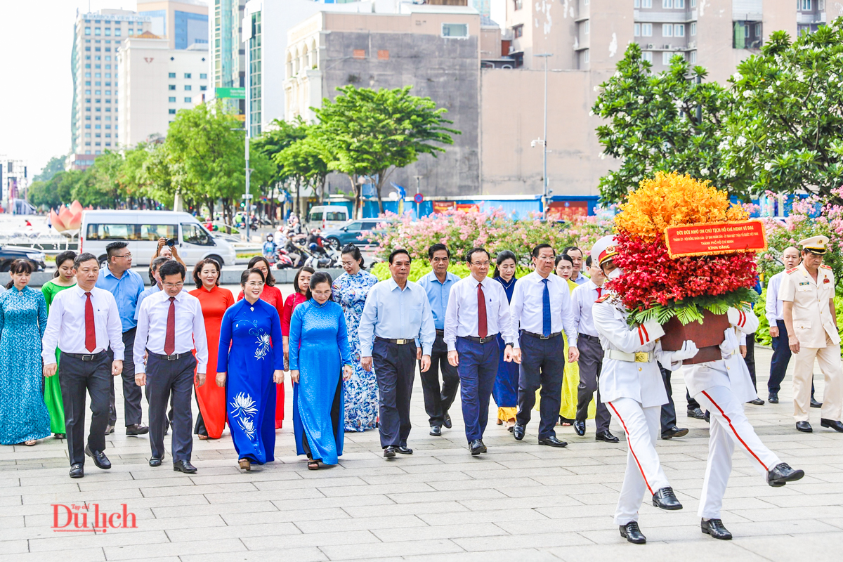 Lãnh đạo Thành phố dâng hoa tưởng niệm Chủ tịch Hồ Chí Minh - 1