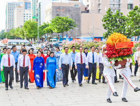  - Lãnh đạo Thành phố dâng hoa tưởng niệm Chủ tịch Hồ Chí Minh