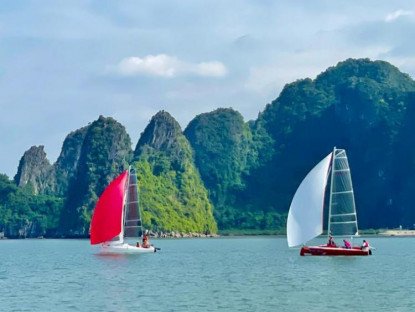 Chuyện hay - Biểu diễn thuyền buồm trên vịnh Hạ Long