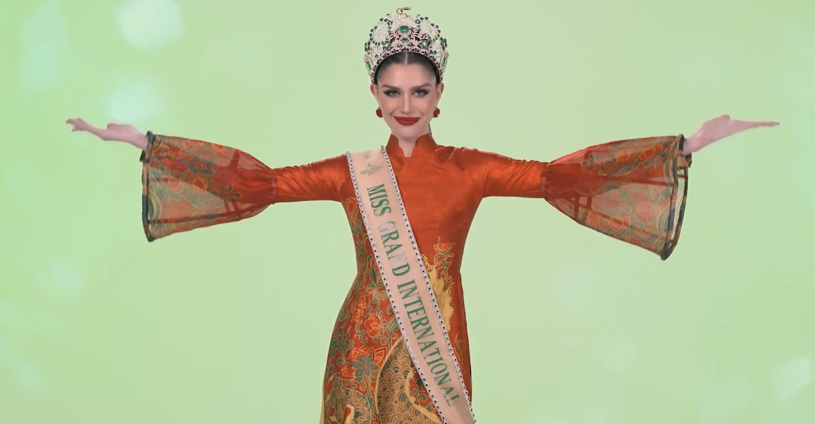 Hoa hậu đẹp nhất thế giới mặc áo dài quảng bá cảnh đẹp Việt Nam - 7