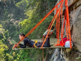 Nữ du khách Việt cắm trại trên vách núi cao 115 m