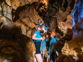 Ngắm nghìn thạch nhũ lạ mắt trong hang Bó Mỳ, điểm đến mới tuyệt đẹp ở Hà Giang