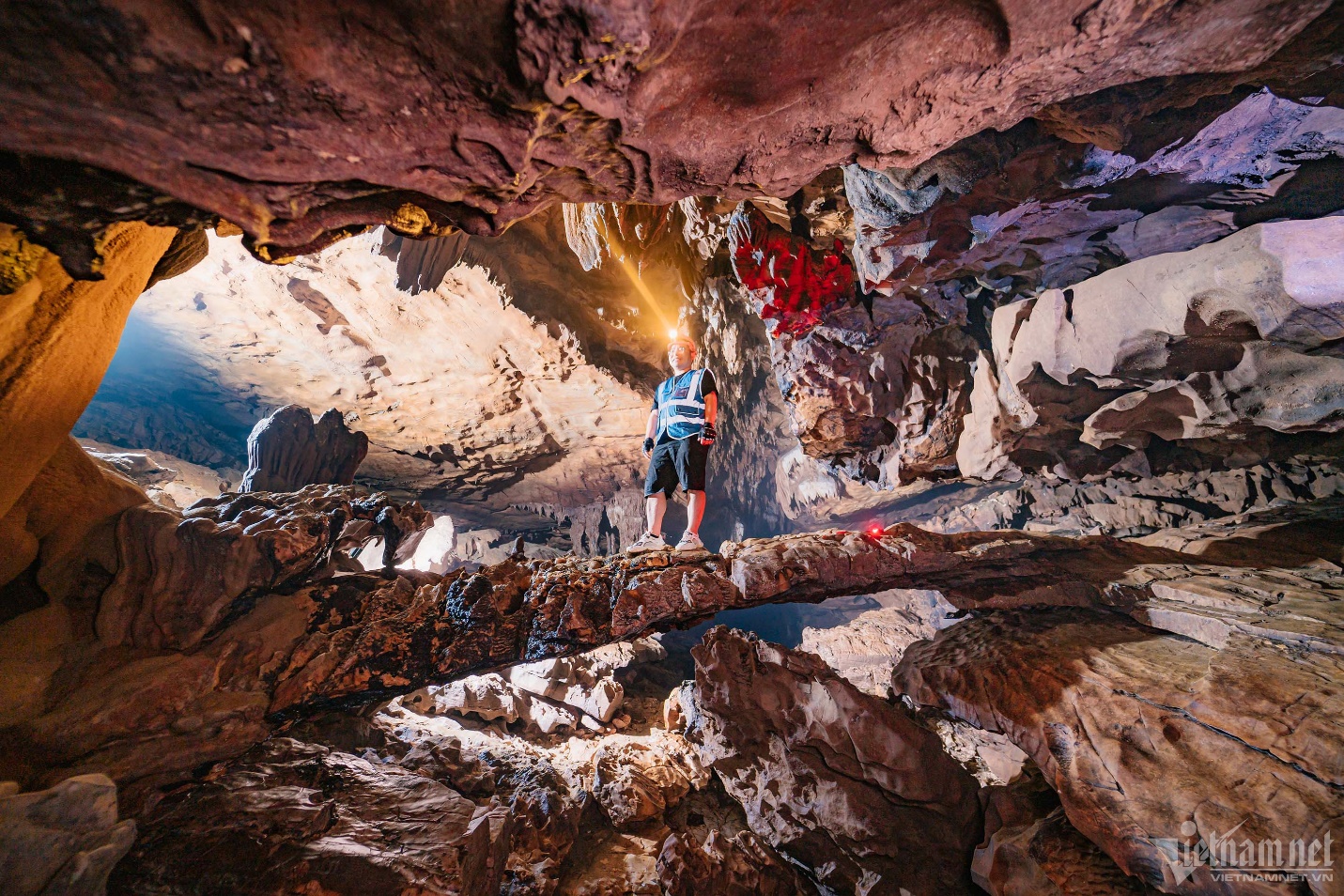Ngắm nghìn thạch nhũ lạ mắt trong hang Bó Mỳ, điểm đến mới tuyệt đẹp ở Hà Giang - 2
