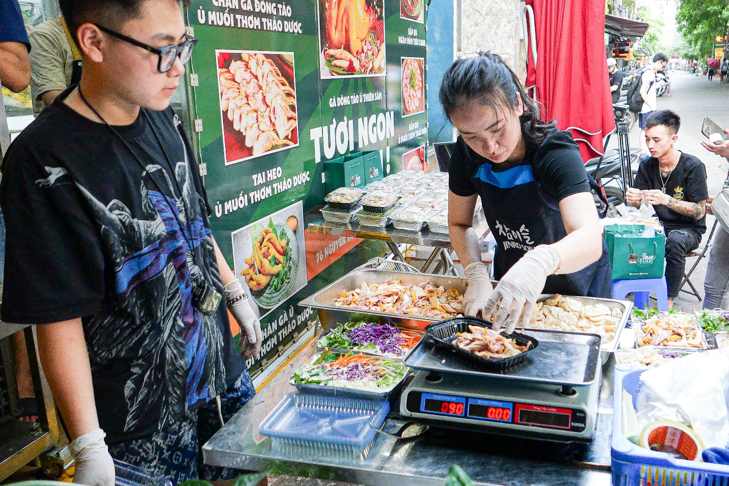 Đầu bếp 9x ở Hà Nội bán 400 suất gỏi gà măng cụt, thu trăm triệu mỗi ngày - 9