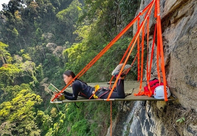 Nữ du khách Việt cắm trại trên vách núi cao 115 m - 1