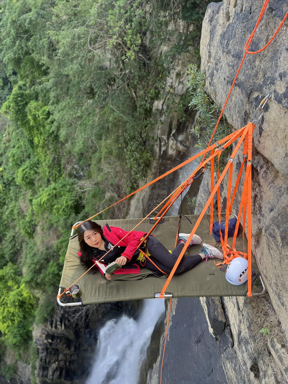 Nữ du khách Việt cắm trại trên vách núi cao 115 m - 4