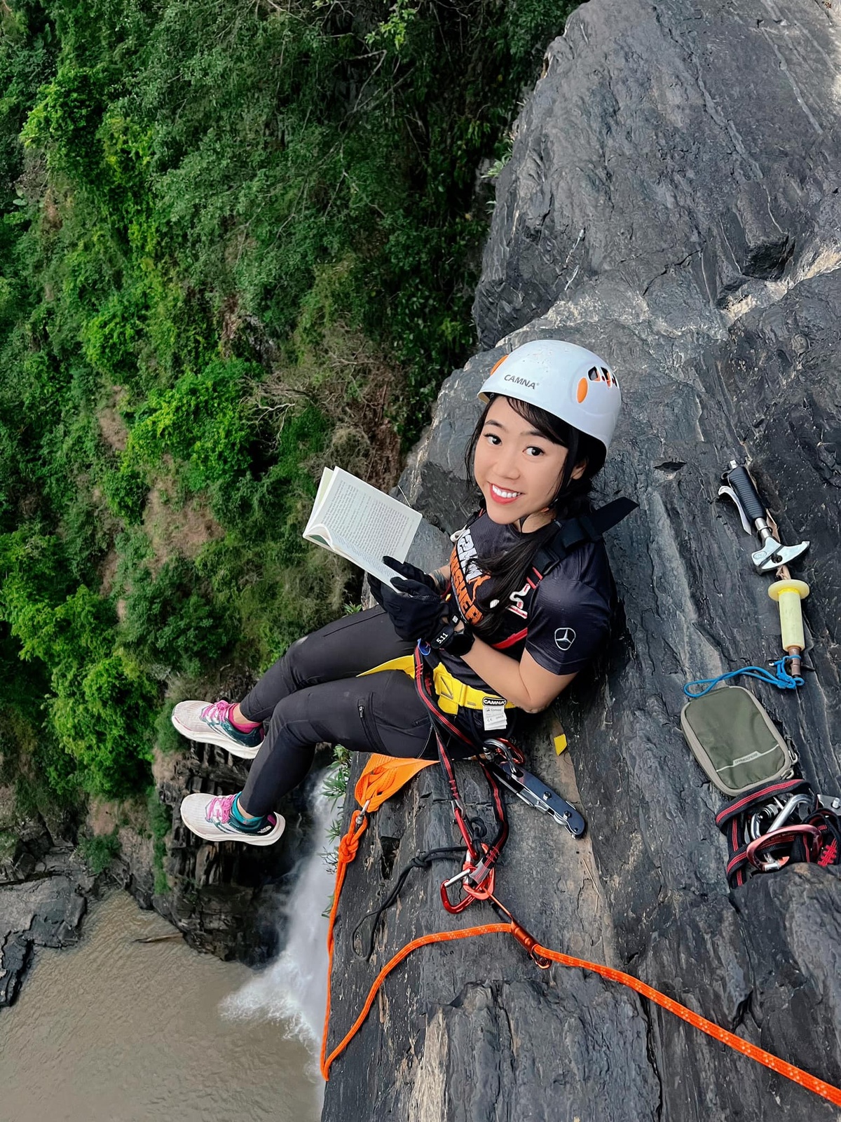 Nữ du khách Việt cắm trại trên vách núi cao 115 m - 6