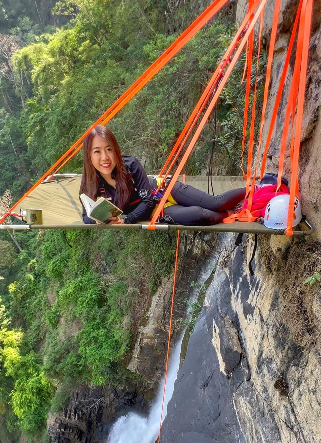 Nữ du khách Việt cắm trại trên vách núi cao 115 m - 7