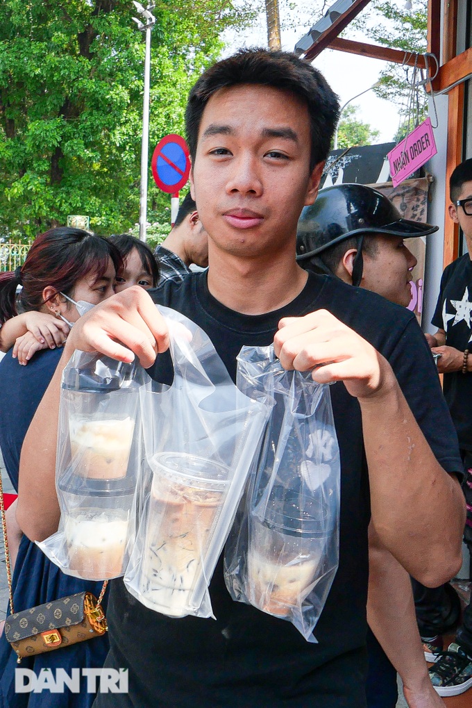 Khách đội nắng chờ nếm cà phê muối giá rẻ, chủ quán Hà Nội bán mỏi tay - 4