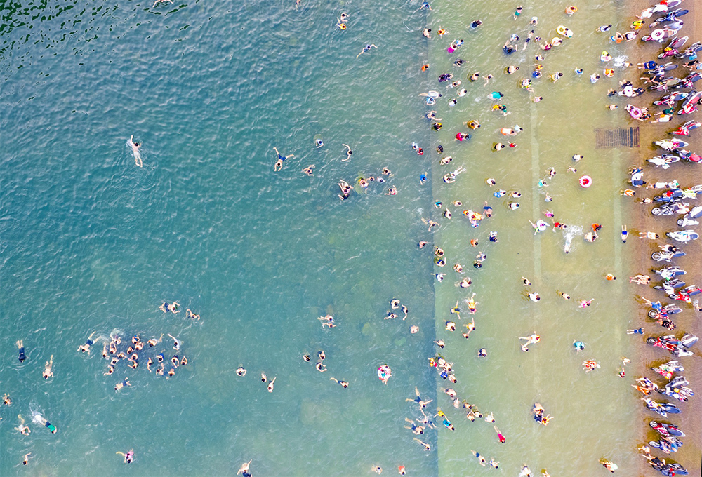 Du khách đổ xô đến tắm 'bể bơi' siêu khổng lồ ở Bình Liêu - 1