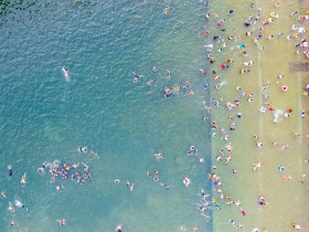  - Du khách đổ xô đến tắm 'bể bơi' siêu khổng lồ ở Bình Liêu
