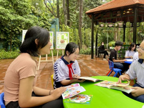  - Thảo cầm viên mở ‘vườn sách’ dưới tán cây, miễn phí cho trẻ em