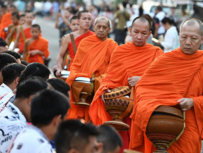 Suy ngẫm - Du khách xếp hàng dâng đồ ăn cho các vị sư ở Luang Prabang