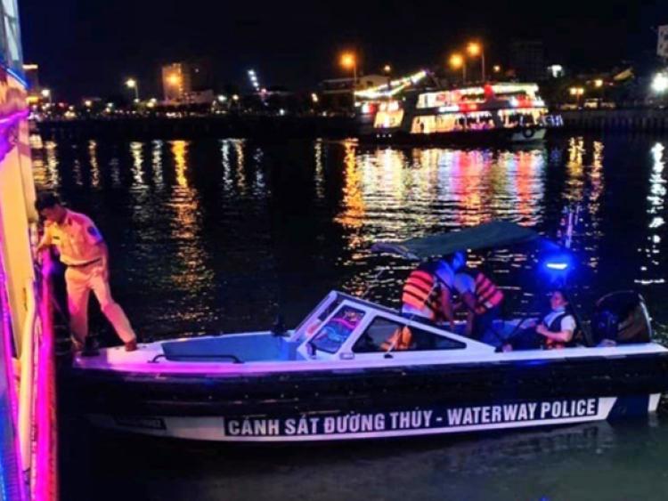 Tàu chở 70 du khách gặp sự cố trên sông ở Đà Nẵng