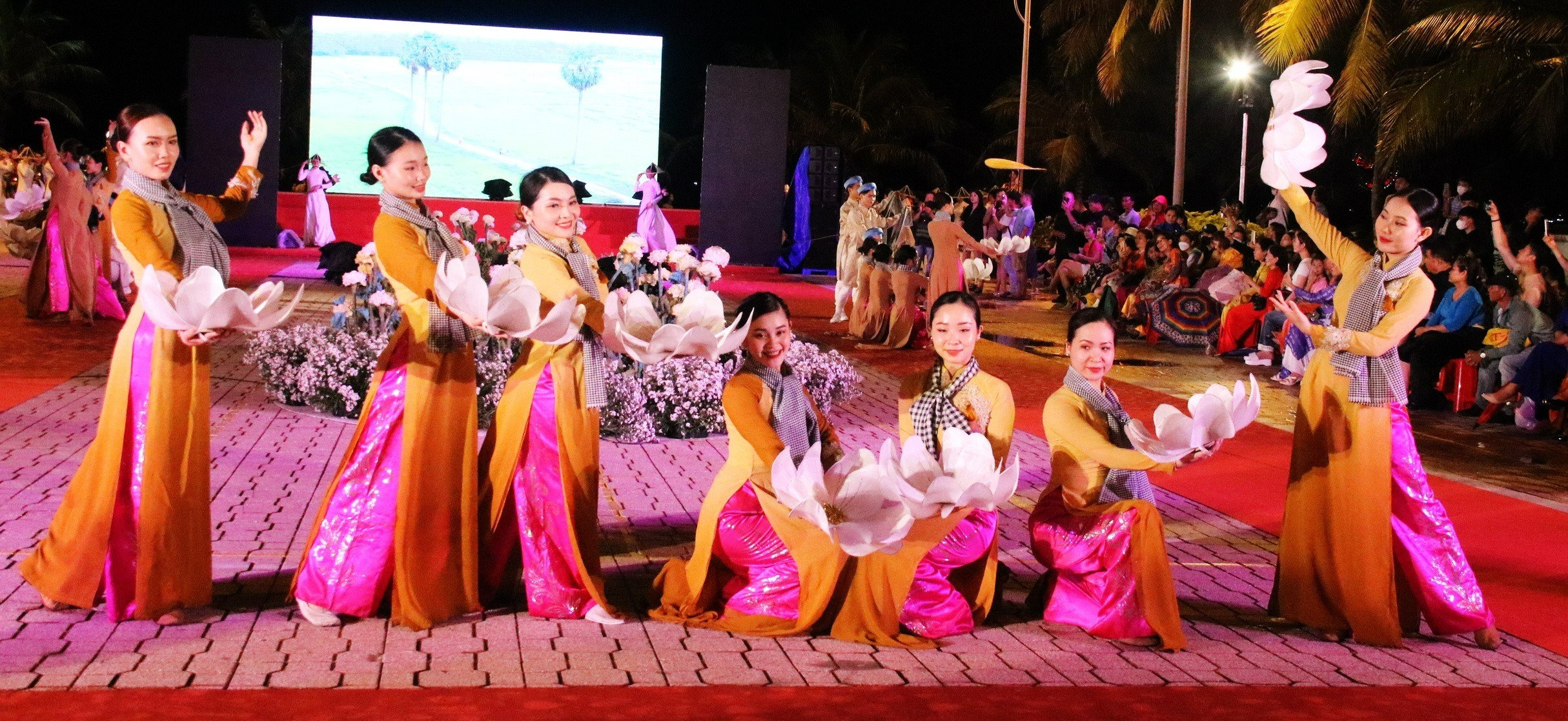Lễ hội áo dài lớn nhất từ trước đến nay tại Nha Trang - 2