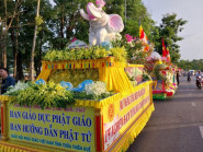 Diễu hành xe hoa trên đường phố dịp Đại lễ Phật đản