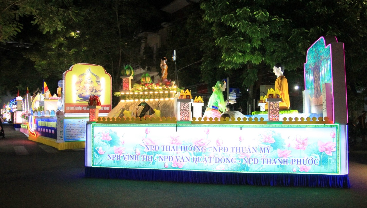 Diễu hành xe hoa trên đường phố dịp Đại lễ Phật đản - 14