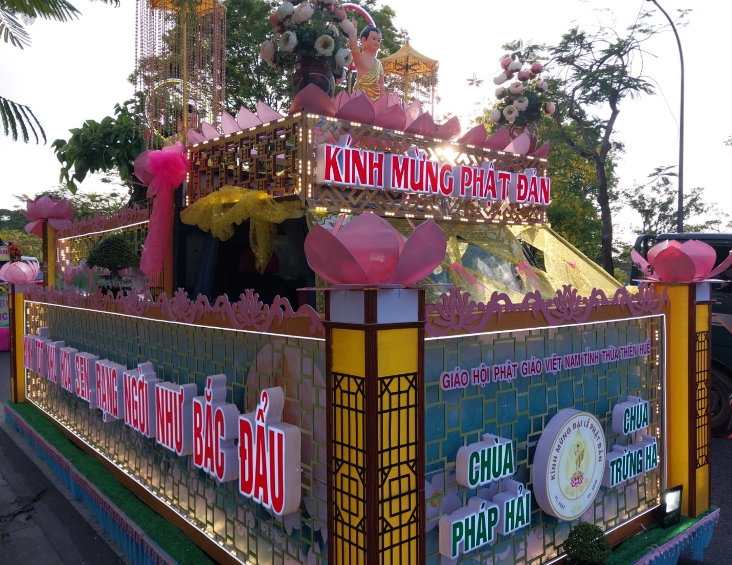 Diễu hành xe hoa trên đường phố dịp Đại lễ Phật đản - 6