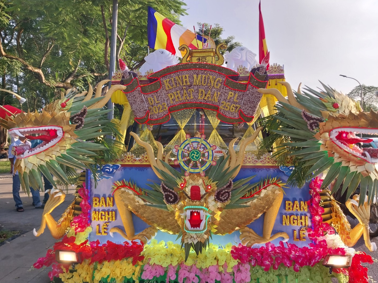 Diễu hành xe hoa trên đường phố dịp Đại lễ Phật đản - 8