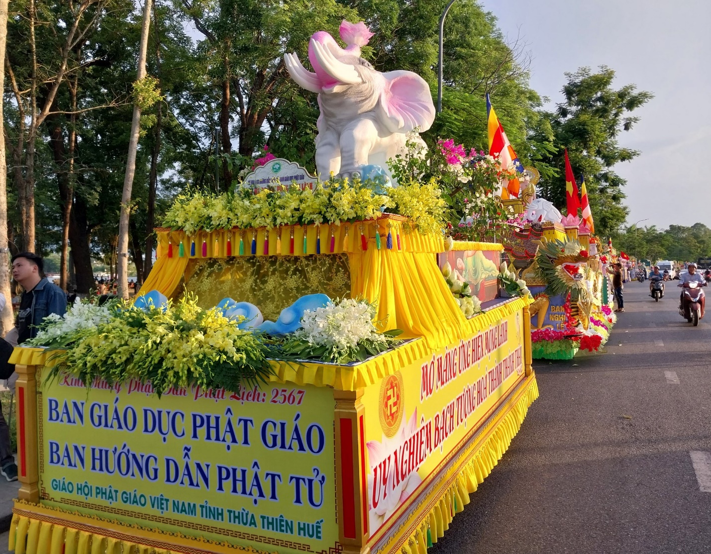 Diễu hành xe hoa trên đường phố dịp Đại lễ Phật đản - 5