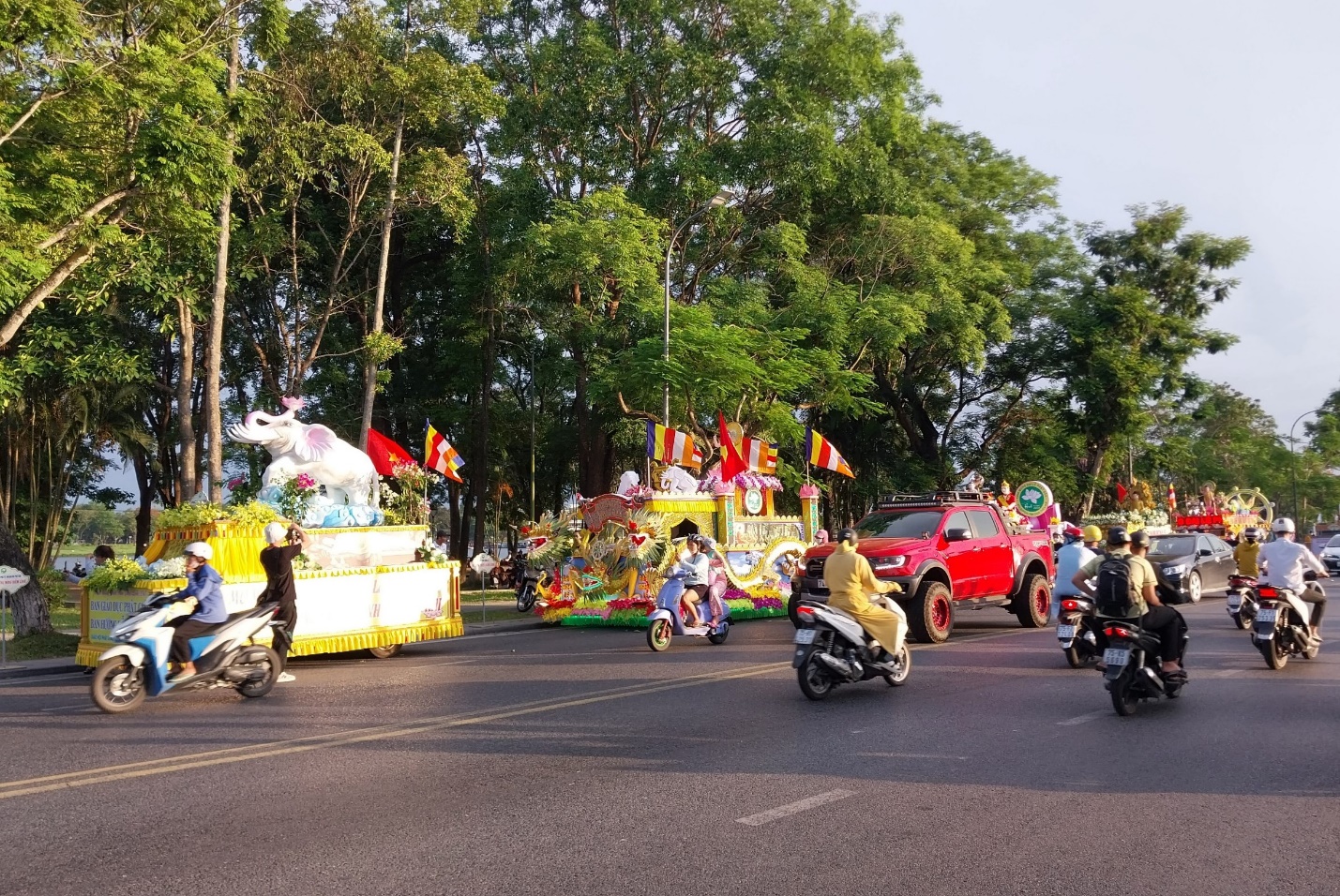 Diễu hành xe hoa trên đường phố dịp Đại lễ Phật đản - 1