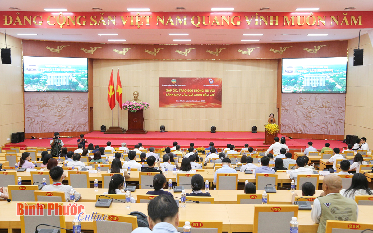 UBND tỉnh Bình Phước gặp gỡ, trao đổi thông tin với lãnh đạo các cơ quan báo chí - 1