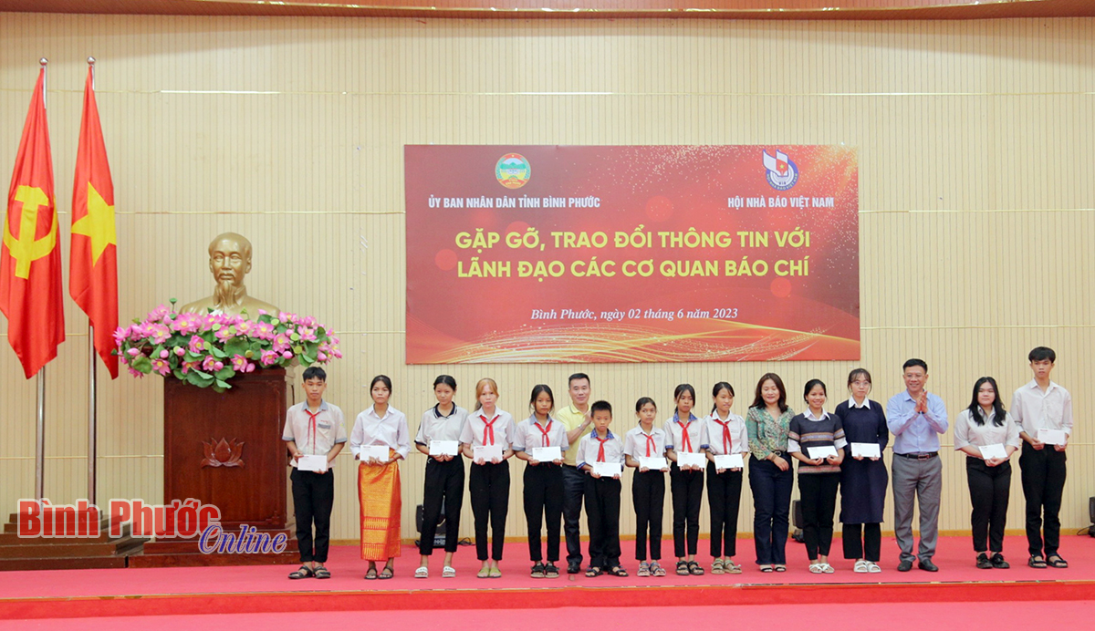 UBND tỉnh Bình Phước gặp gỡ, trao đổi thông tin với lãnh đạo các cơ quan báo chí - 11