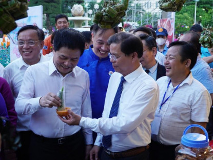Lễ hội - Chủ tịch Khánh Hòa mời du khách ăn nem nướng, bún cá, gỏi cá mai