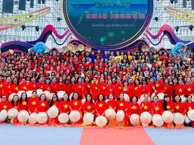 Lễ hội - 6.200 tà áo dài xuống phố Nha Trang lập kỷ lục
