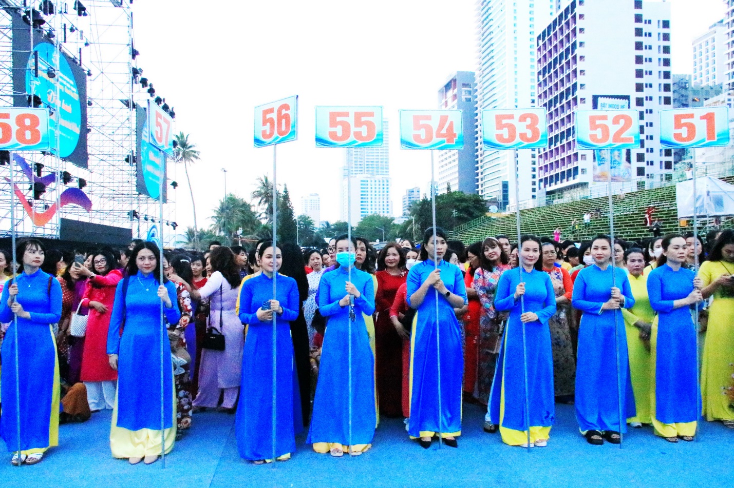 6.200 tà áo dài xuống phố Nha Trang lập kỷ lục - 1