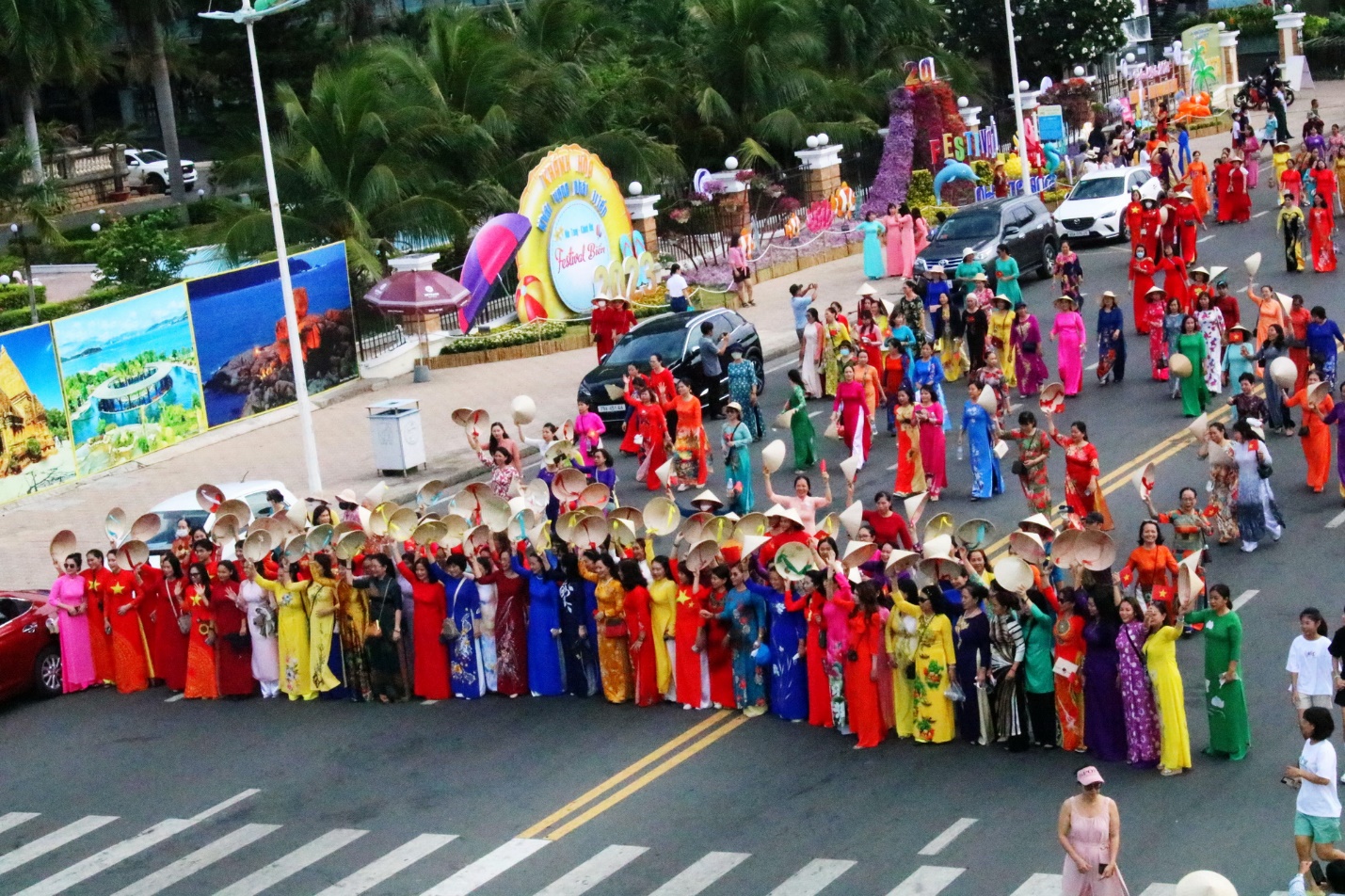 6.200 tà áo dài xuống phố Nha Trang lập kỷ lục - 5