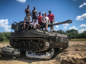  - Tour 'lái xe tăng nghiền ô tô' giải tỏa căng thẳng giá đến hơn 100 triệu