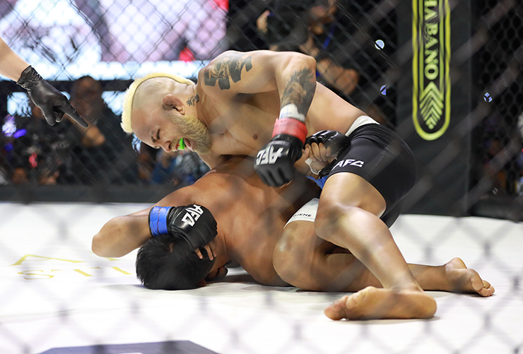 Võ sĩ Robson Oliveira trở lại sàn MMA, thắng knock-out đẳng cấp - 1