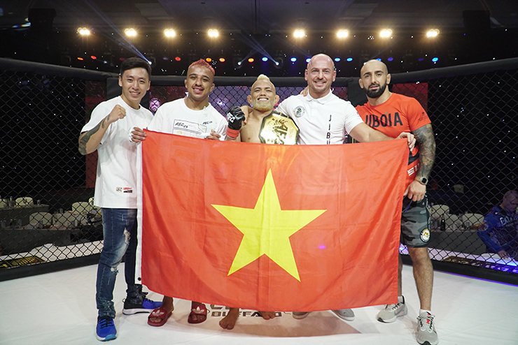 Võ sĩ Robson Oliveira trở lại sàn MMA, thắng knock-out đẳng cấp - 3