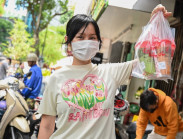 Xếp hàng gần 3 giờ để mua trà sữa Thái Lan vừa xuất hiện tại TP.HCM