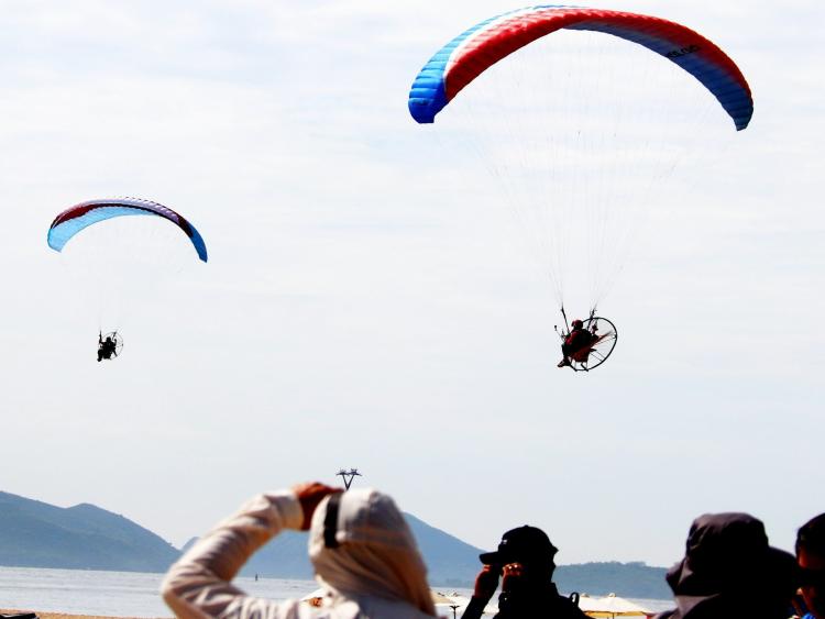 Hàng trăm phi công bay dù lượn tại Nha Trang