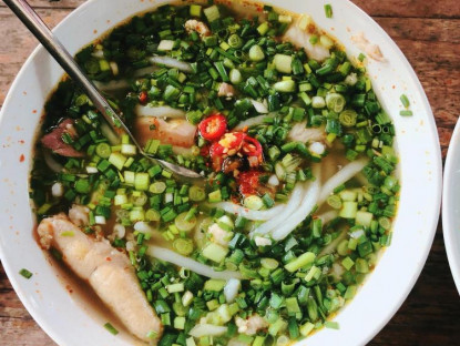 Ăn gì - Món cháo lạ khách ăn phải dùng đũa, vừa thưởng thức vừa toát mồ hôi ở Quảng Trị