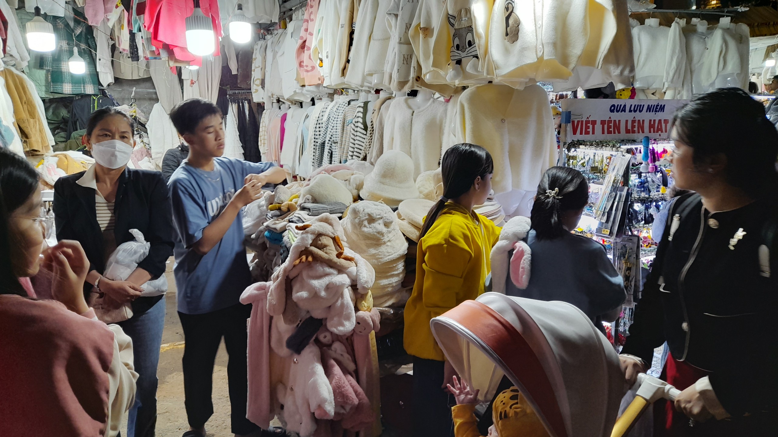 Du khách đổ về chợ âm phủ Đà Lạt thưởng thức 'đặc sản' - 6