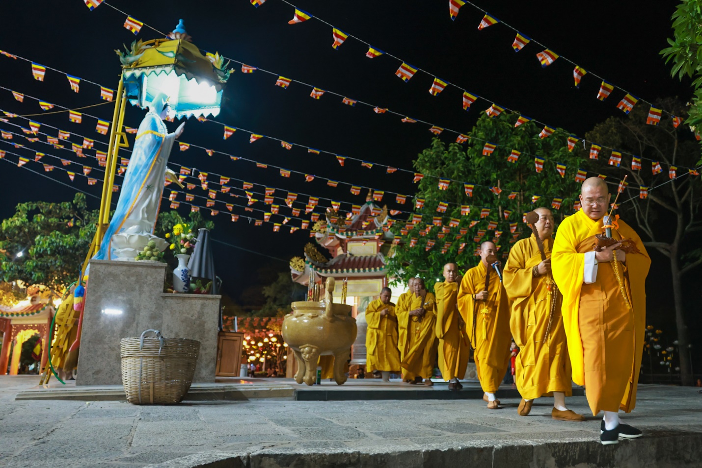 du khach dang huong cau an tai le via ba linh son thanh mau - 3